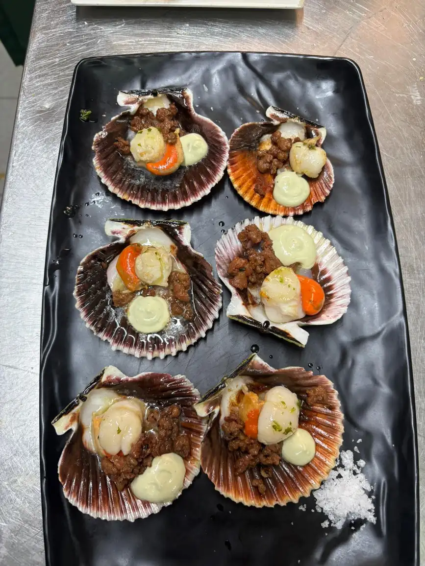 Vieiras gratinadas en Pulpería Arrocería el Poal, Vinaròs, especialidad mediterránea con mariscos frescos.