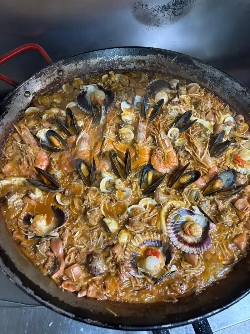 Arroz caldoso con mariscos en Pulpería Arrocería el Poal, Vinaròs. Disfruta de tapas y arroces con vistas al mar.
