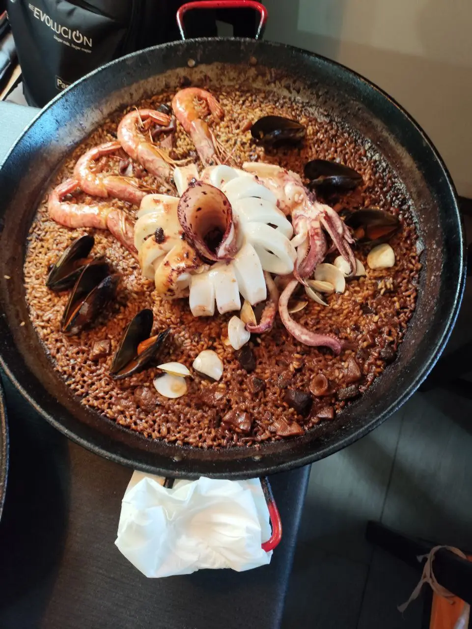 Arroz de Pulpo y Gambones en Pulpería Arrocería el Poal, Vinaròs. Disfruta de este plato mediterráneo con vistas al mar.