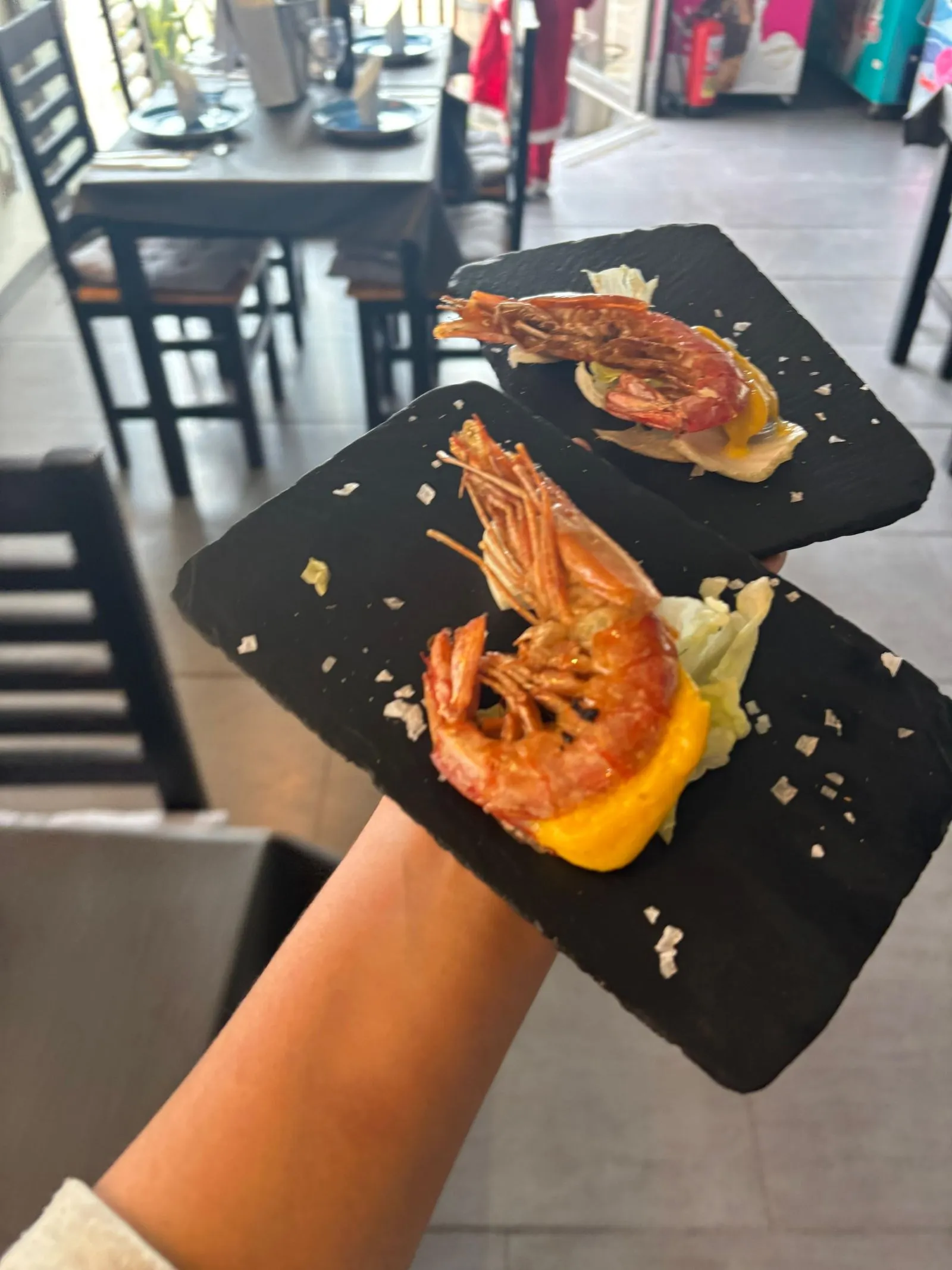 Tapas de gambas en Pulpería Arrocería el Poal, Vinaròs, especialidad mediterránea con vistas al mar.