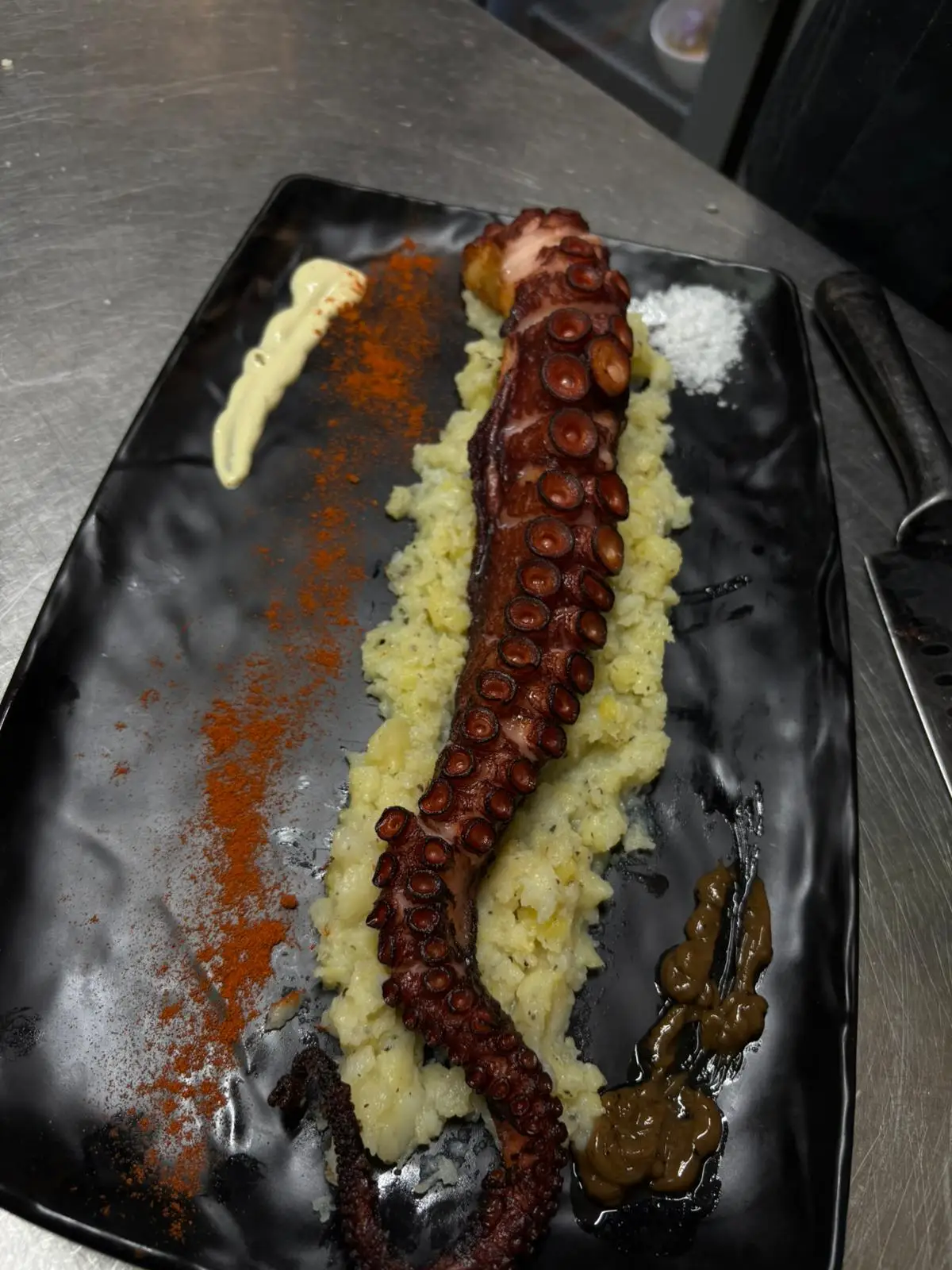 Pulpo a la brasa en Pulpería Arrocería el Poal, Vinaròs, especialidad mediterránea con presentación gourmet.