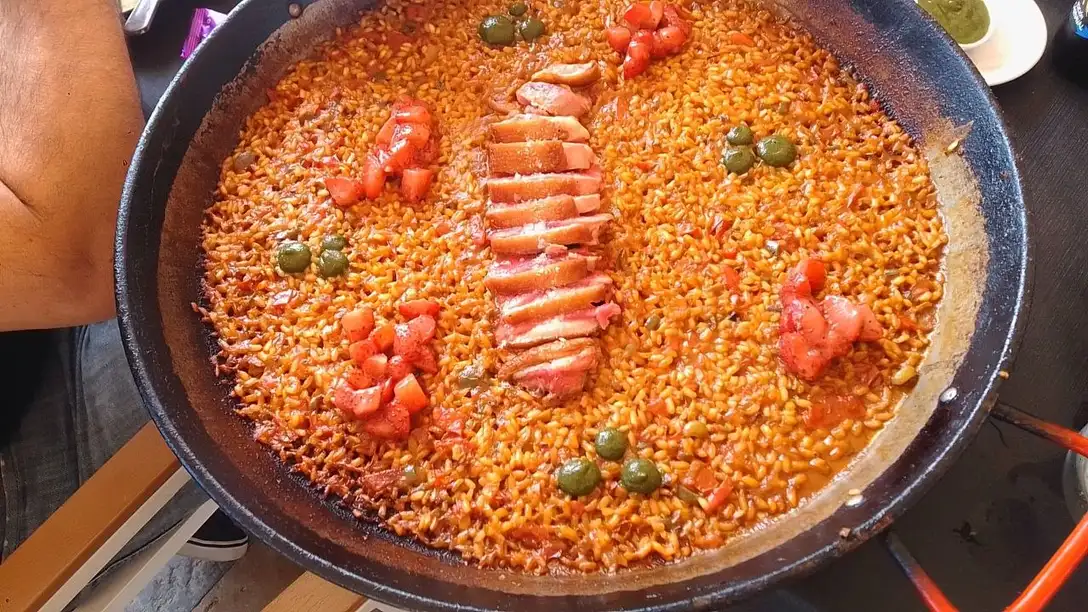 Arroz de Secreto Ibérico y Boletus en Pulpería Arrocería el Poal, restaurante de tapas y arroces en Vinaròs con vistas al mar