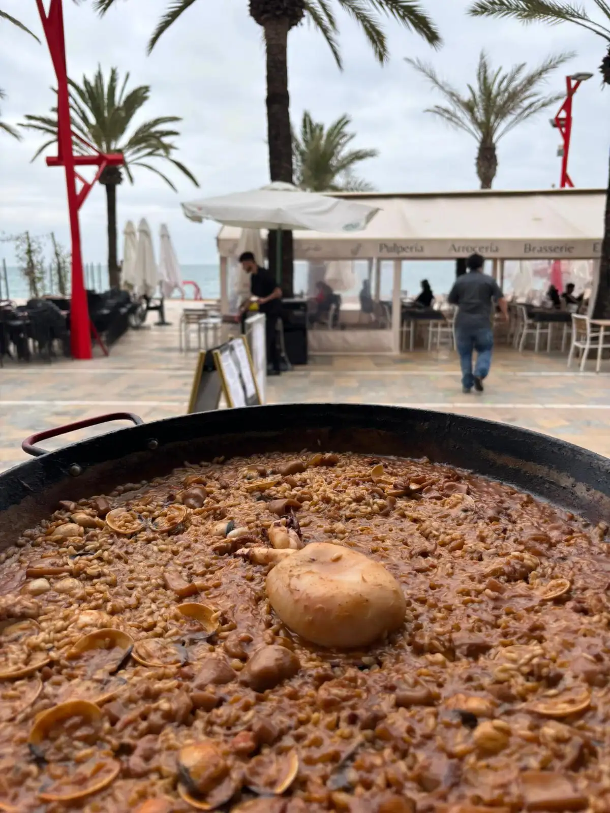Arroz con setas y alcachofa en Pulpería Arrocería el Poal, Vinaròs, con vistas al mar Mediterráneo.