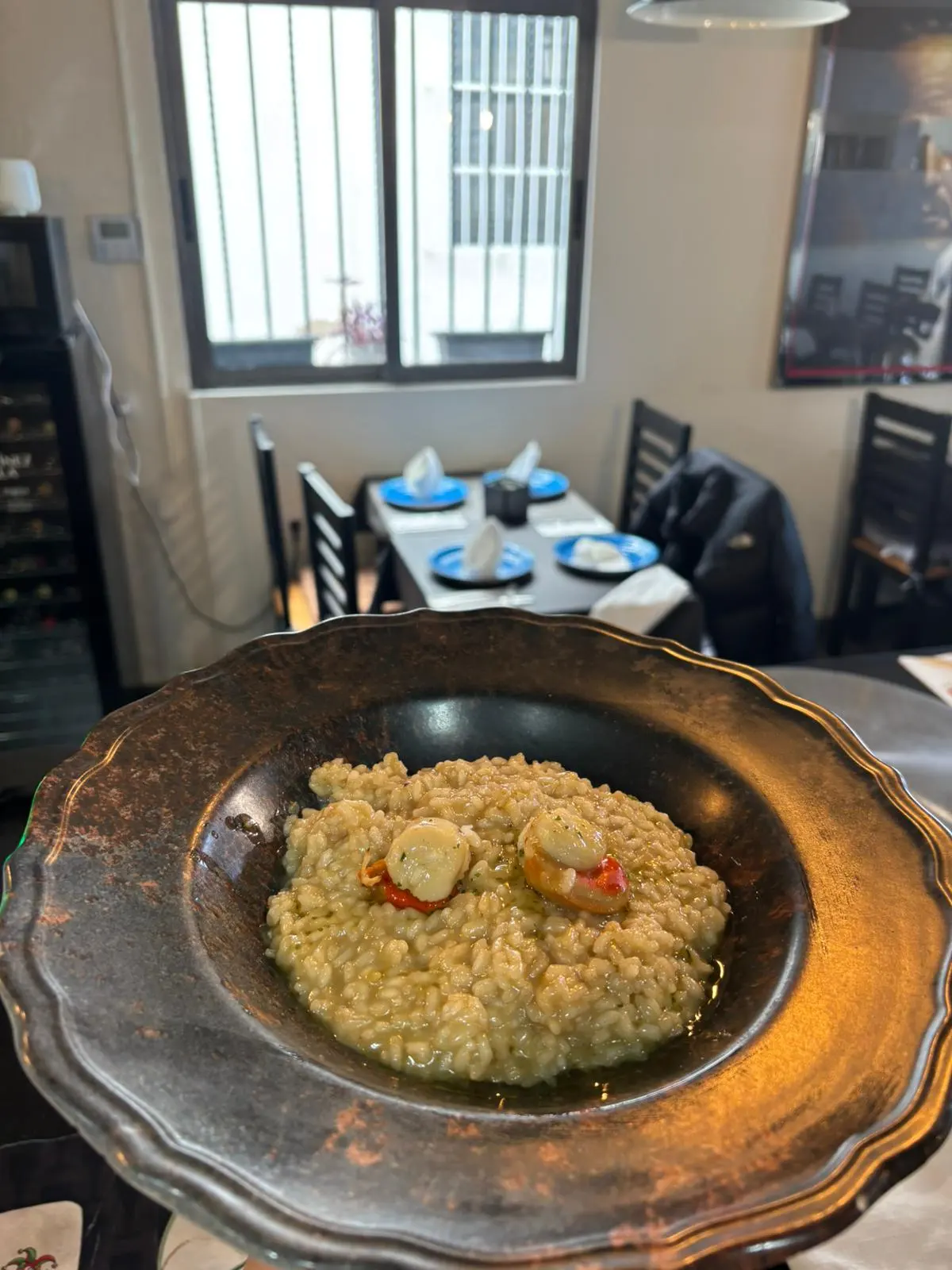Arroz meloso con vieiras en Pulpería Arrocería el Poal, restaurante de tapas y arroces en Vinaròs. Disfruta de este plato mediterráneo con vistas al mar.
